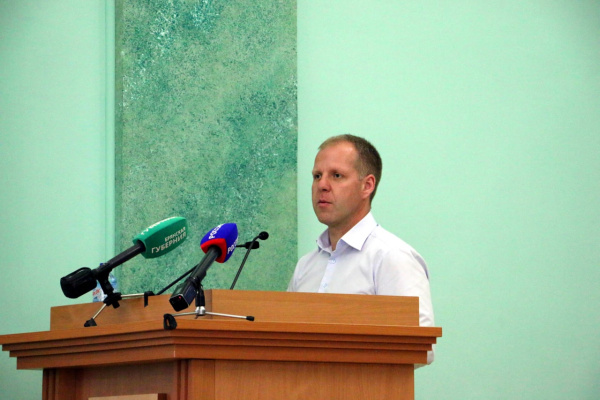 Врио директора департамента семьи, социальной и демографической политики Брянской области Евгений Петров принял участие во внеочередном заседании заксобрания региона